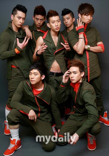 韓國2PM組合最新動態(tài)，小巷音樂風(fēng)暴與隱藏小店探秘