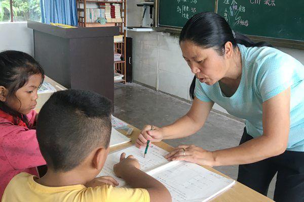 張老師，教育領(lǐng)域的璀璨新星閃耀教育界的光輝典范
