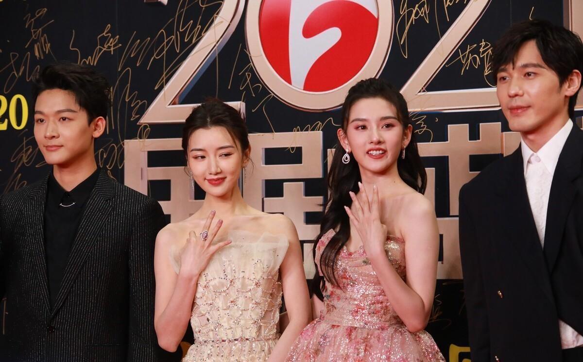 從陰影走向星光，自信力量引領(lǐng)下的黑皮膚女明星成長(zhǎng)之路