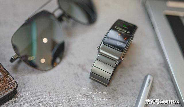 華為最新款手環(huán)，愛的日常，溫馨的陪伴紐帶