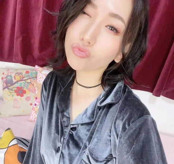 小巷深處的浪漫邂逅，佐山愛在愛情電影網(wǎng)中的故事