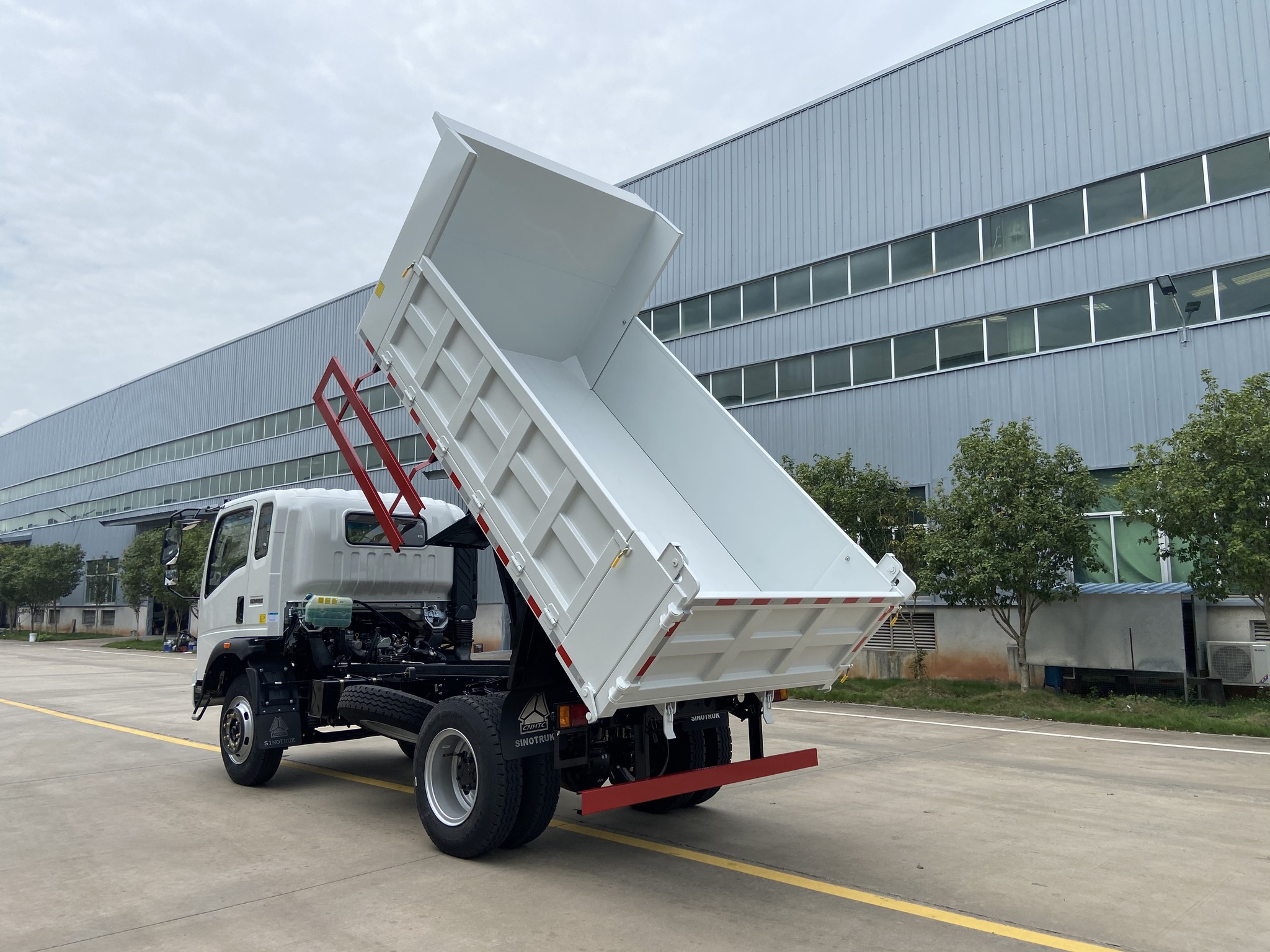 最新款自卸卡車，自然美景探索之旅的得力伙伴