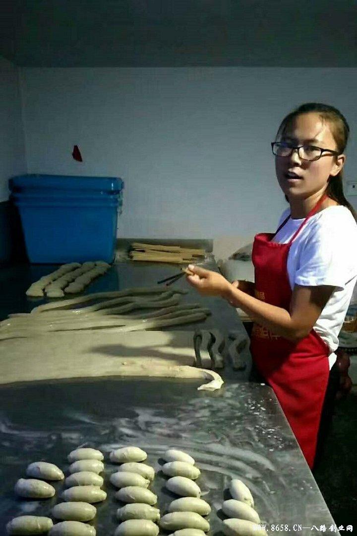 革新烘焙工藝，引領(lǐng)行業(yè)新潮流，最新烤面筋機(jī)亮相！